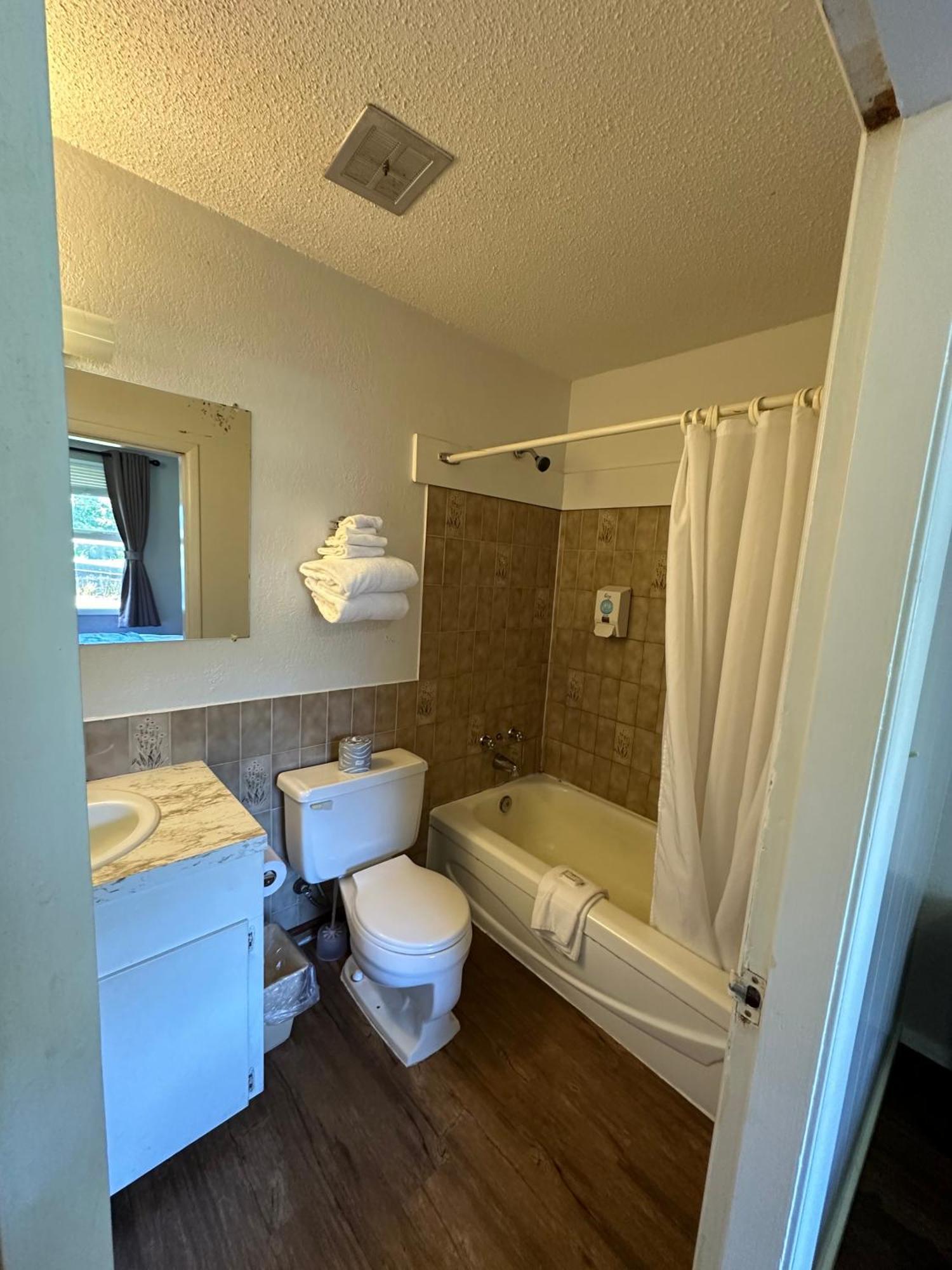 Island West Resort-Motel ユクルーレット エクステリア 写真