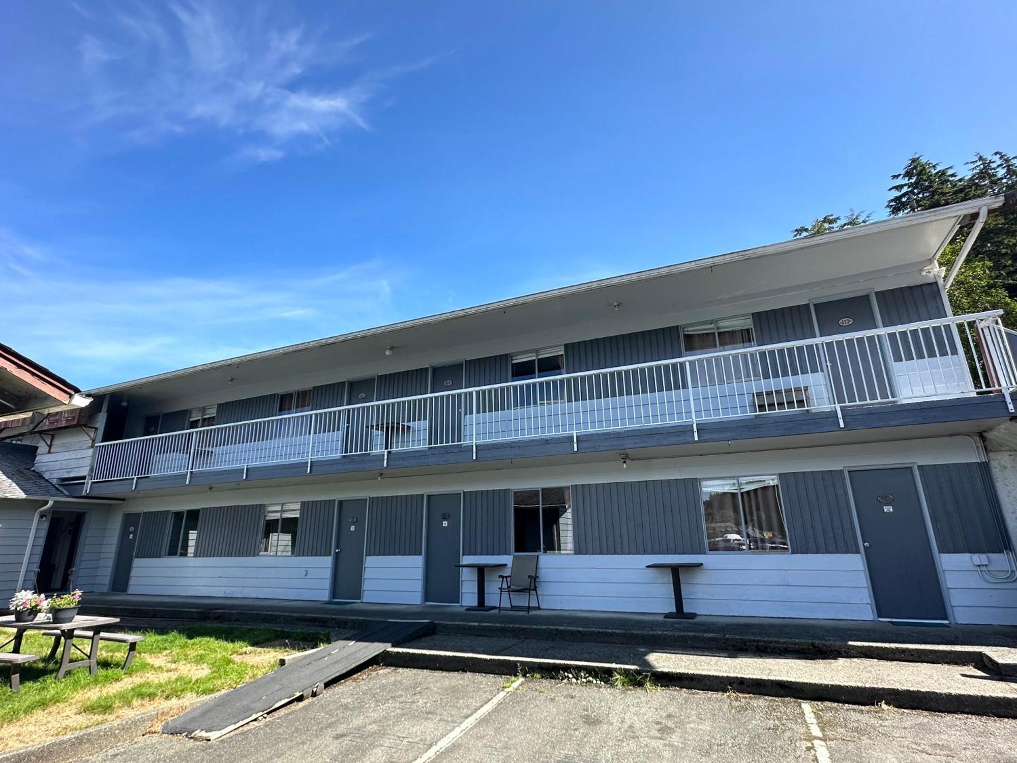 Island West Resort-Motel ユクルーレット エクステリア 写真